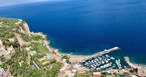 una vista aerea di una spiaggia con barche in acqua di Hotel Le Axidie a Vico Equense