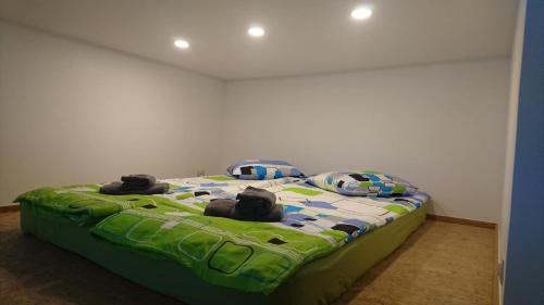 Postel nebo postele na pokoji v ubytování City Centre Kreutzwaldi apartment, free parking