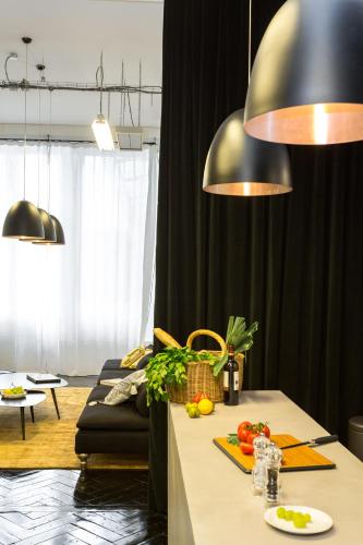 - une table avec des fruits et des légumes dans la chambre dans l'établissement Habitat Parisien - 2BR-2BA - Aircon Loft Montorgueil, à Paris