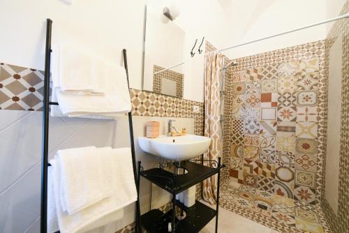 un baño con lavabo y ducha en da Nonna Lata, en Martina Franca