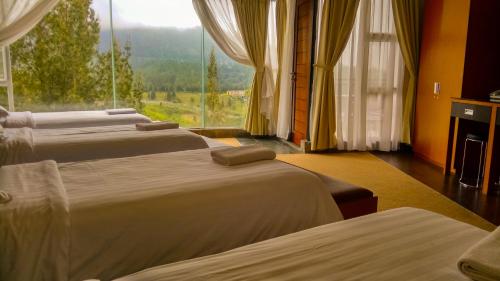 Tempat tidur dalam kamar di Taman Simalem Resort