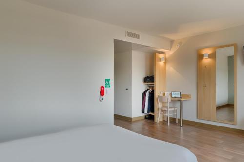 Кровать или кровати в номере B&B HOTEL Marseille La Valentine St Menet