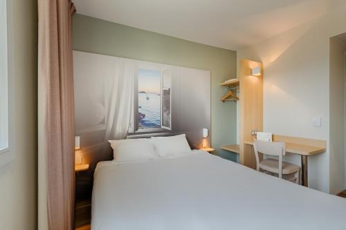 Tempat tidur dalam kamar di B&B HOTEL Marseille La Valentine St Menet