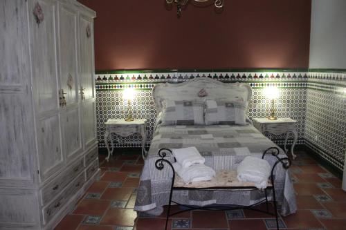 1 dormitorio con 1 cama con 2 mesitas de noche y 2 mesas en vivienda de uso Turístico El Jabalon en Villanueva de los Infantes