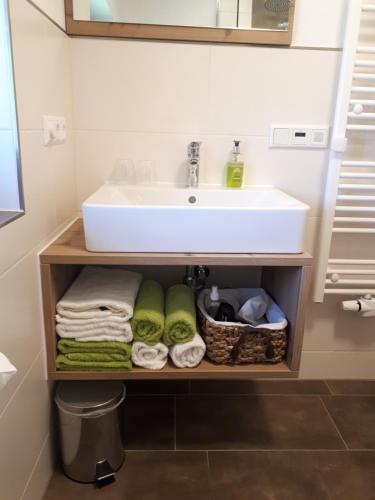 bagno con lavandino e mensola con asciugamani di Hinterschwarzenau ad Auffach