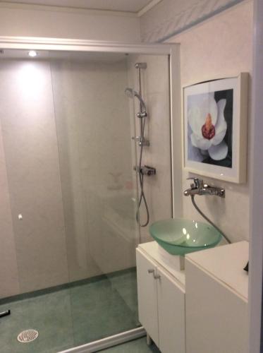een badkamer met een douche en een wastafel bij Nösund Holiday Home in Nösund