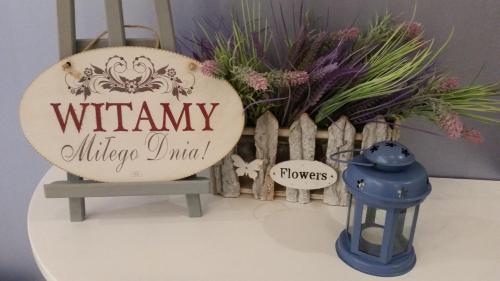 a sign for a wimpy albuquerque united with flowers at OW Krakus I - pokoje i domki in Stegna
