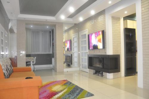 Televisyen dan/atau pusat hiburan di Fireplace Apartment on Puliuia 40
