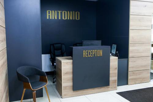 un bureau avec une réception et une chaise dans l'établissement Hotel Antonio, à Oujhorod