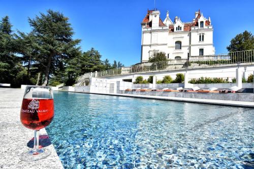- un verre de vin à côté de la piscine dans l'établissement B&B Château Valmy - Teritoria, à Argelès-sur-Mer