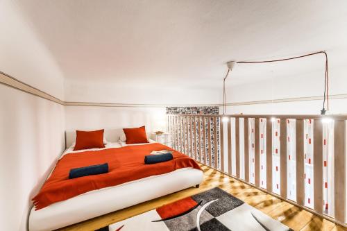 ブダペストにあるBpR Cozy Rosie Apartmentのベッドルーム1室(大型ベッド1台、オレンジのシーツ付)