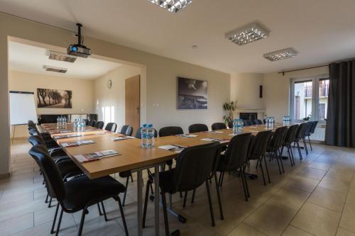 een grote kamer met een lange tafel en stoelen bij Zatoka Zabłockich in Żnin