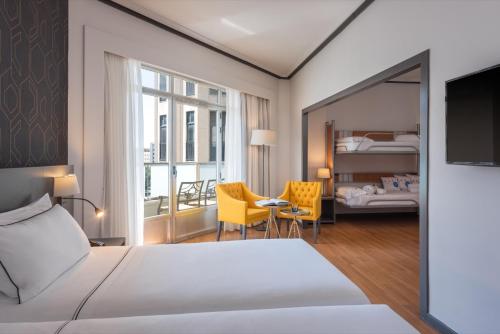 um quarto de hotel com uma cama e um espelho em Hotel Madrid Plaza de España, Affiliated by Meliá em Madri