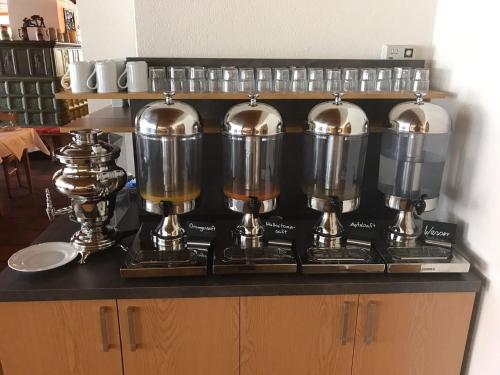 Příslušenství pro přípravu čaje a kávy v ubytování Trip Inn Landhotel Krone