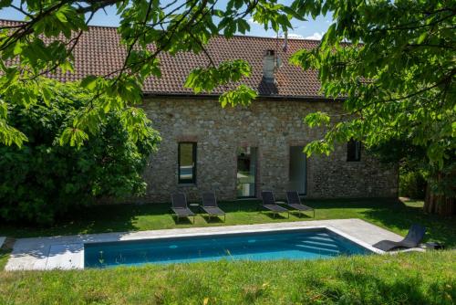 uma casa com piscina no quintal em L'Abelli d'Estelle em Le Touvet
