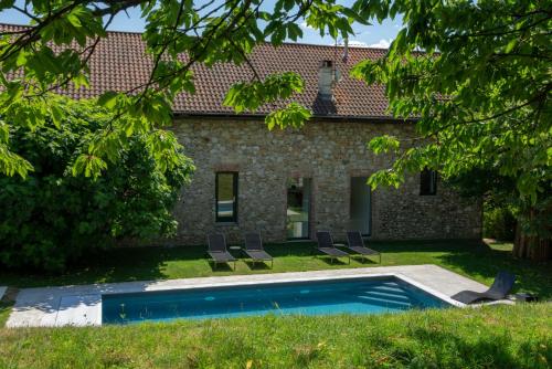 a house with a swimming pool in the yard at L'Abelli d'Estelle in Le Touvet