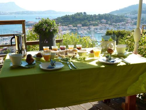 une table verte avec de la nourriture et des boissons dessus dans l'établissement Home6, à Saint-Mandrier-sur-Mer