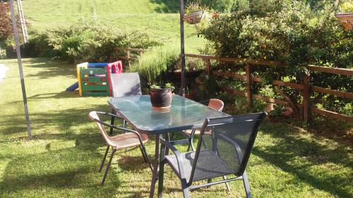 a table and chairs with a potted plant on it at Casa La Escuela in Tuilla