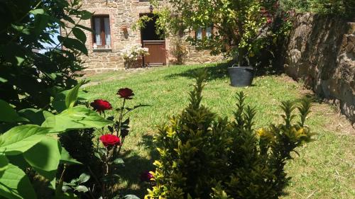 a garden with flowers in front of a building at Casa La Escuela in Tuilla