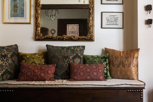 Posedenie v ubytovaní Boutique Rustic Apartment with Amazing Terrace
