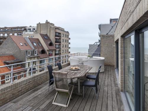 ミッデルケルケにあるPenthouse with 2 terraces and sea casino viewsのバルコニー(テーブル、椅子付)