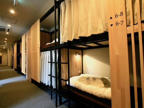 Divstāvu gulta vai divstāvu gultas numurā naktsmītnē Namba Guesthouse HIVE