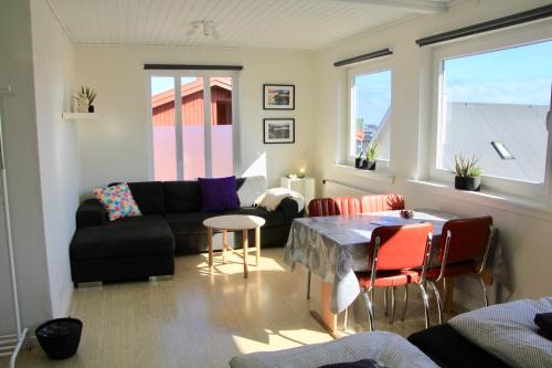 ein Wohnzimmer mit einem Sofa und einem Tisch in der Unterkunft Nordic Inn Thorshavn in Tórshavn