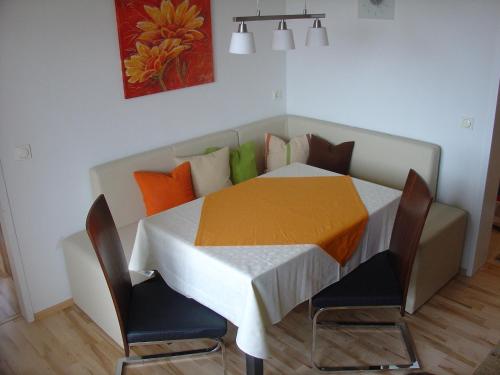 Haus Panorama في فيلزموس: طاولة طعام مع طاولة بيضاء وكراسي