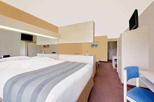 Кровать или кровати в номере Microtel Inn & Suites by Wyndham Joplin