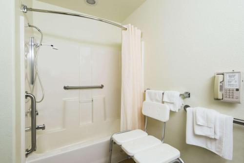 y baño con ducha, aseo y lavamanos. en Microtel Inn and Suites Pueblo, en Pueblo
