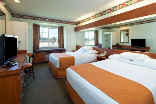 TV a/nebo společenská místnost v ubytování Microtel Inn and Suites Pueblo