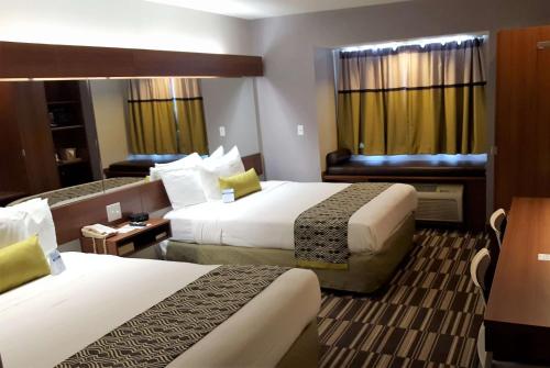 Kama o mga kama sa kuwarto sa Microtel Inn & Suites by Wyndham Bellevue