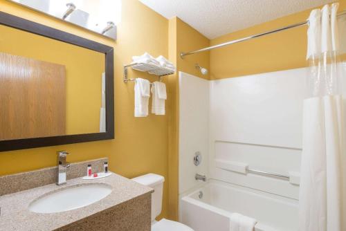 Ett badrum på Microtel Inn & Suites by Wyndham Riverside