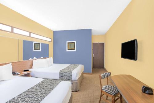 Ένα ή περισσότερα κρεβάτια σε δωμάτιο στο Microtel Inn & Suites Chili/Rochester