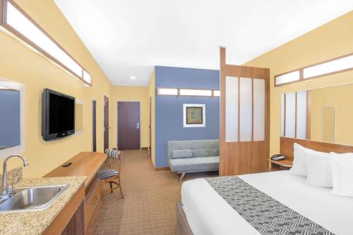 Ένα ή περισσότερα κρεβάτια σε δωμάτιο στο Microtel Inn & Suites Chili/Rochester