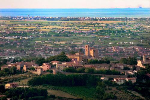 an aerial view of a city with a town at Malatesta Antica Dimora in Longiano