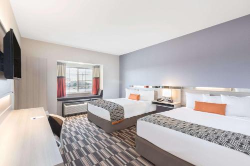 Voodi või voodid majutusasutuse Microtel Inn & Suites by Wyndham Perry toas