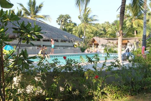 vista para a piscina no resort em The Rascals Kite Resort em Kalpitiya