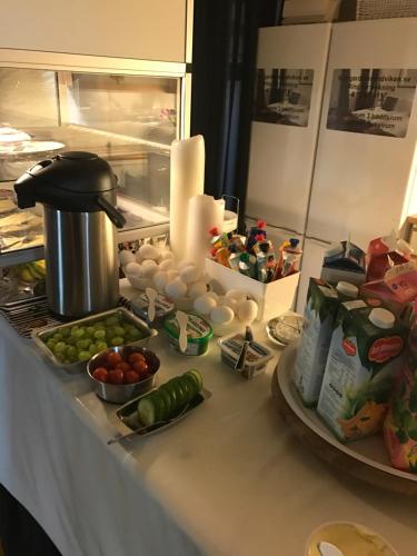 - un comptoir de cuisine avec des légumes et un réfrigérateur dans l'établissement Norrgården i Sandviken, à Sandviken