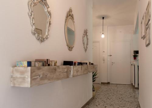 korytarz z dwoma lustrami na ścianie w obiekcie La Casa Di Elda w mieście Dolceacqua
