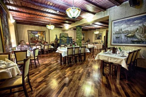 un ristorante con tavoli e sedie in una stanza di Gaja a Poznań