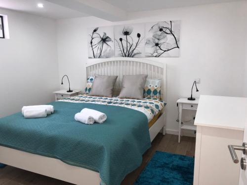 Ένα ή περισσότερα κρεβάτια σε δωμάτιο στο alojamento Xa andar