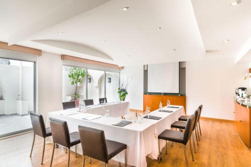 a large dining room with a long table and chairs at Eurostars Zona Rosa Suites in Mexico City