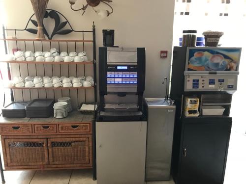 une cuisine avec un réfrigérateur et une cafetière dans l'établissement Logis Hôtel restaurant Les Minotiers, à Mirepoix