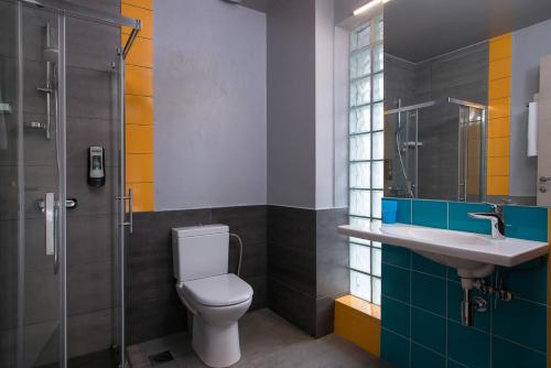 a bathroom with a toilet and a sink and a shower at Urban Donkey in Thessaloniki
