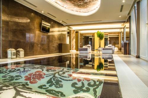 a lobby with a pool in the middle of a building at Hotel Villa Pascucci in Durrës