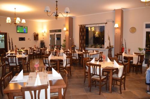 ein Restaurant mit Tischen und Stühlen in einem Zimmer in der Unterkunft Villa della Mimosa in Alia