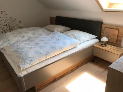 Llit o llits en una habitació de Ferienhaus Franz Eisl Radau 39