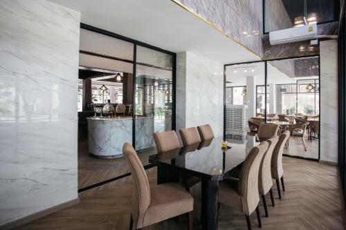 a dining room with a table and chairs at Diamond Park Inn Chiangrai & Resort in Chiang Rai