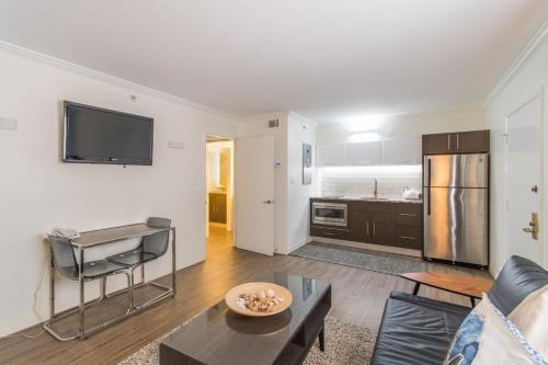 Μια τηλεόραση ή/και κέντρο ψυχαγωγίας στο Hibiscus Suites - Sarasota